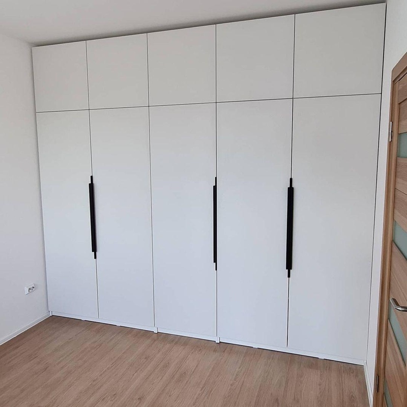 Встроенные распашные шкафы-Белый встроенный распашной шкаф «Модель 9»-фото1