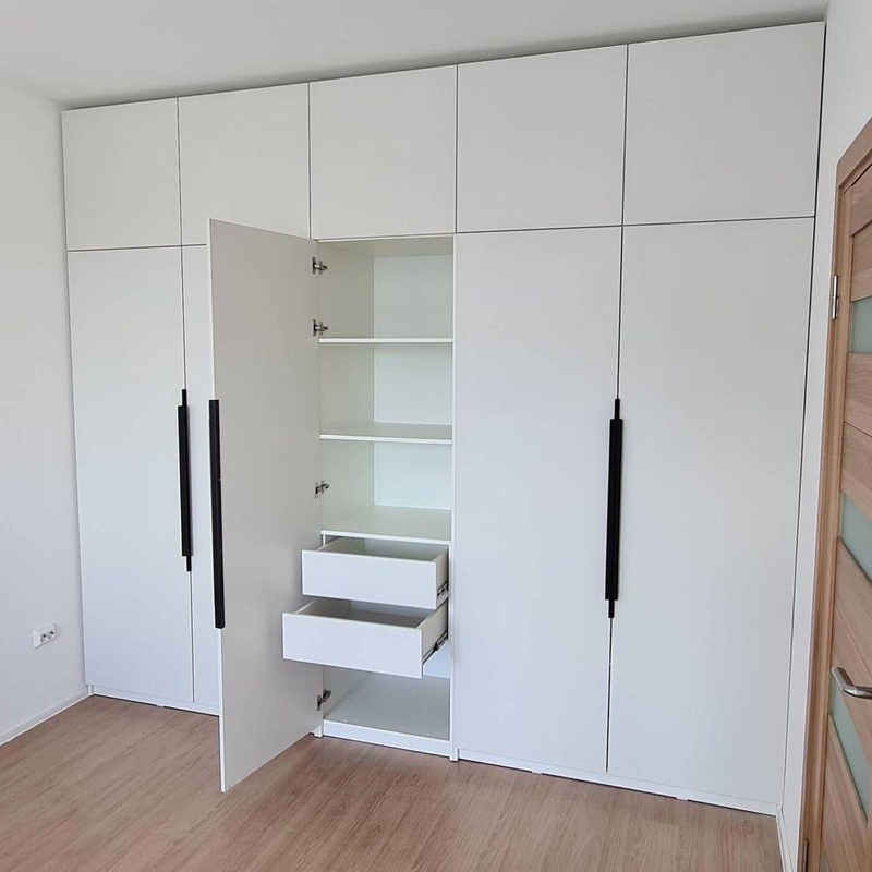 Встроенные распашные шкафы-Белый встроенный распашной шкаф «Модель 9»-фото4