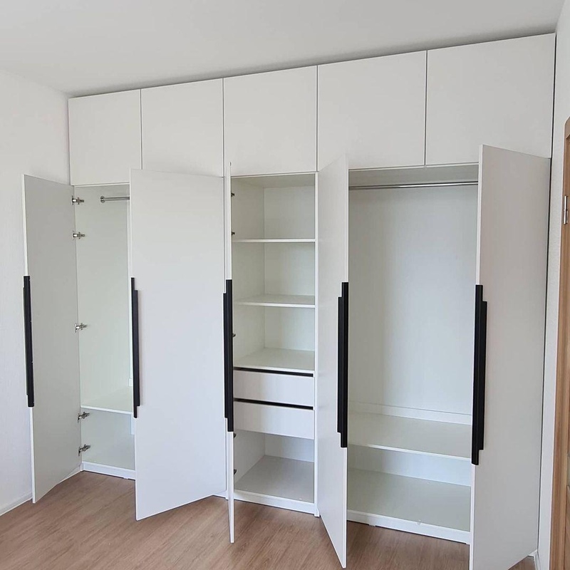 Встроенные распашные шкафы-Белый встроенный распашной шкаф «Модель 9»-фото5